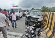 सड़क हादसे में मौसेरे भाइयों समेत 3 लोगों की मौत, इलाके में मातम