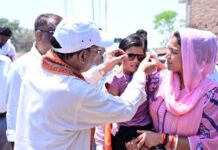 गोद में उठाया, चश्मा पहनाया : भैंसामुड़ा में दिखा मुख्यमंत्री का आत्मीय रूप