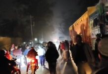 ट्रक दुर्घटना में आइसक्रीम विक्रेता की जान गई, सड़क जाम