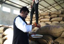 मैदान में उतरे खाद्य मंत्री, उपार्जन केन्द्रों का किया औचक निरीक्षण