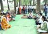 जमीन पर बैठकर सुनी अचानकमार क्षेत्र के लोगों की फरियाद