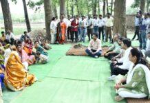जमीन पर बैठकर सुनी अचानकमार क्षेत्र के लोगों की फरियाद