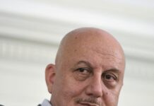 Anupam Kher ने ट्रैफिक सिग्नल पर कंघी बेचने वाले से की मुलाकात
