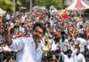 टीवीके की बढ़त से तमिलनाडु में हलचल, विजय के घर के बाहर जुटी भीड़