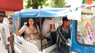 Hema-malini-in-E-Auto-1779123112.jpg