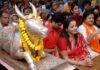 मोनालिसा ने महाकाल के दरबार में टेका माथा, नंदी हॉल से की विशेष पूजा