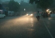 दिन में ही रात जैसा नजारा, तेज हवाओं और बारिश ने यूपी को झकझोरा