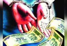 एक वीडियो में रिश्वत लेने का आरोप, दूसरे में आरोपी से गले मिलता दिखा पुलिसकर्मी