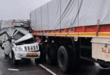सड़क हादसा: भारतमाला एक्सप्रेसवे पर पिकअप गाड़ी पलटी, 2 लोगों की जान गई