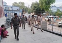 “आधी रात को गोलियों की गूंज: गोपालगंज पुलिस पर की फायरिंग, जवाबी कार्रवाई में जमीन पर गिरा 50 हजार का इनामी”