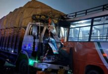 बस और ट्रक की जोरदार टक्कर, मौके पर मचा हड़कंप