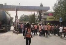 कम वेतन और लंबी ड्यूटी से नाराज श्रमिक, UltraTech Cement के बाहर धरना