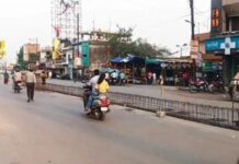 बलौदाबाजार में डिवाइडर निर्माण पर छिड़ी बहस, यातायात सुधार या व्यापार पर असर?