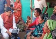 मुख्यमंत्री ने रोते-बिलखते परिवार को दी ढांढस, कहा- सरकार साथ है