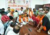 भाजपा कार्यालय में उत्सव, सांसद ने खुद बनाकर कार्यकर्ताओं को खिलाई झालमुड़ी
