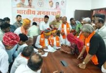 भाजपा कार्यालय में उत्सव, सांसद ने खुद बनाकर कार्यकर्ताओं को खिलाई झालमुड़ी