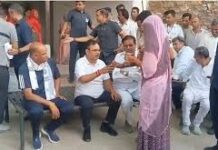 ग्रामीणों के बीच पहुंचे मुख्यमंत्री, विकास योजनाओं का किया जिक्र