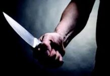 पीठ में घुसे चाकू के कारण महिला गंभीर रूप से घायल