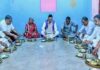 भजनलाल ने दाल-चावल और मिक्स वेज पत्तल-दोने में परोसी खाने का आनंद लिया