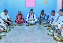 भजनलाल ने दाल-चावल और मिक्स वेज पत्तल-दोने में परोसी खाने का आनंद लिया