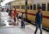 यात्रियों की सुरक्षा के लिए रेलवे पुलिस का अभियान, हेल्प ऐप कराया इंस्टॉल