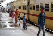 यात्रियों की सुरक्षा के लिए रेलवे पुलिस का अभियान, हेल्प ऐप कराया इंस्टॉल