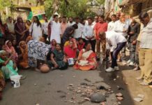 पानी की किल्लत से परेशान महिलाएं मटका लेकर उतरीं सड़क पर