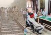 किसानों के प्रदर्शन से रेलवे चक्का जाम: गेहूं की सरकारी खरीद बढ़ाने की मांग, ट्रैक खाली कराने पहुंचे प्रशासनिक अधिकारी