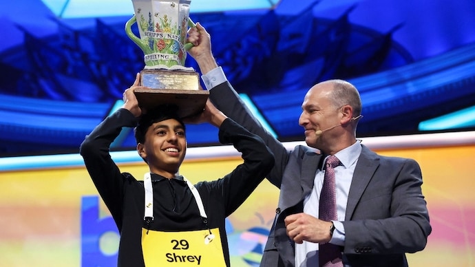 shrey-parikh-lifts-the-trophy-af.jpg