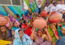 महिलाओं ने मटकों के साथ जताया विरोध, पानी की समस्या बनी बड़ा मुद्दा