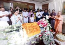 Prateek Yadav Funeral: फूलों से सजा अंतिम यात्रा वाहन, कुछ देर में होगा अंतिम संस्कार