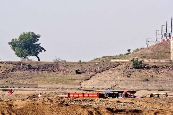 04_tractors_seized_for_illegal_mining_and_transportation_of_minerals.jpg