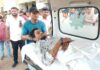 चलती ट्रेन पकड़ने-उतरने की कोशिश बनी मुसीबत, दोनों पैर कटे