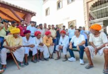 102 साल के ओंकार तेली ने दिया मुख्यमंत्री को आशीर्वाद