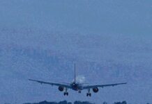 खराब मौसम के चलते एक घंटे तक आसमान में चक्कर लगाता रहा विमान