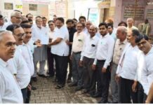 निबंधन कार्यालयों के निजीकरण के विरोध में तीसरे दिन भी हड़ताल जारी, एसडीएम को सौंपा ज्ञापन