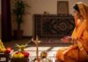 पूजा के समय कौन से कपड़े पहनने चाहिए? जानिए किस रंग से मिलती है देवी-देवताओं की कृपा, कौन से वस्त्र हैं सबसे शुभ