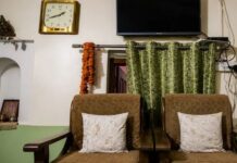 ड्राइंग रूम में सोफा और टीवी की सही दिशा से वास्तु संतुलन, घर में होता है सकारात्मक ऊर्जा का एहसास