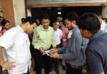 कलेक्टर ने दमोह मंडी में दिखाई सख्ती, किसानों की समस्याएं सुनी