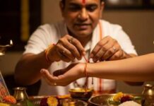 हाथ में रक्षा सूत्र बांधते समय कितनी बार लपेटना चाहिए? 3, 5 या 7 बार, जानें क्या कहता है नियम