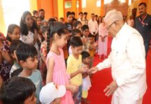 राज्यपाल पटेल ने अपना जन्म दिवस बच्चों के साथ मनाया
