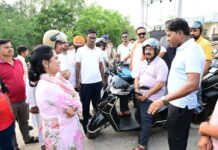 स्कूटी से शहर का निरीक्षण करने निकले उप मुख्यमंत्री अरुण साव