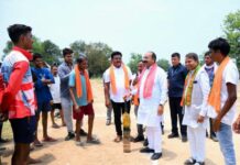 जंगल के बीच क्रिकेट का मैदान और उप मुख्यमंत्री श्री अरुण साव के हाथ में बैट