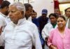 लालू-राबड़ी पहुंचे तेजस्वी के आवास, 10 सर्कुलर रोड को लेकर अटकलें तेज