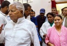 लालू-राबड़ी पहुंचे तेजस्वी के आवास, 10 सर्कुलर रोड को लेकर अटकलें तेज