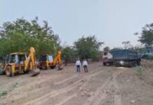 हिरन नदी का सीना चीर रहे रेत माफिया पर एक्शन: जबलपुर प्रशासन की छापेमारी, दो जेसीबी जब्त