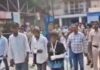 पुलिस पर हमले के आरोपियों पर सख्त कार्रवाई, गिरफ्तारी के बाद निकाला गया जुलूस