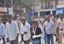 पुलिस पर हमले के आरोपियों पर सख्त कार्रवाई, गिरफ्तारी के बाद निकाला गया जुलूस
