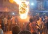मोहर्रम पर खतरनाक स्टंट पड़ा भारी, आग की लपटों में घिरा युवक, मोबाइल में रिकॉर्ड हुआ हादसा