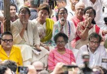 धरने में दिखी TMC की कमजोर स्थिति, ममता बनर्जी ने खुद किया प्रदर्शन